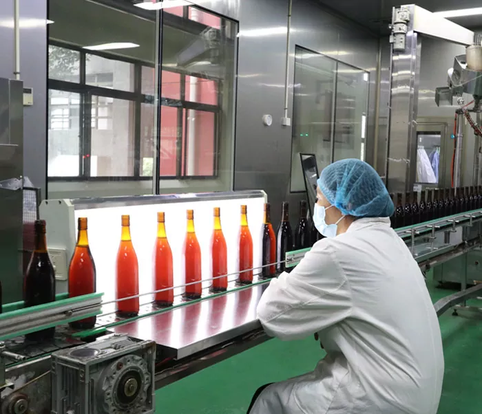 Lini produksi cerdas di Alar Brewery beroperasi secara efisien